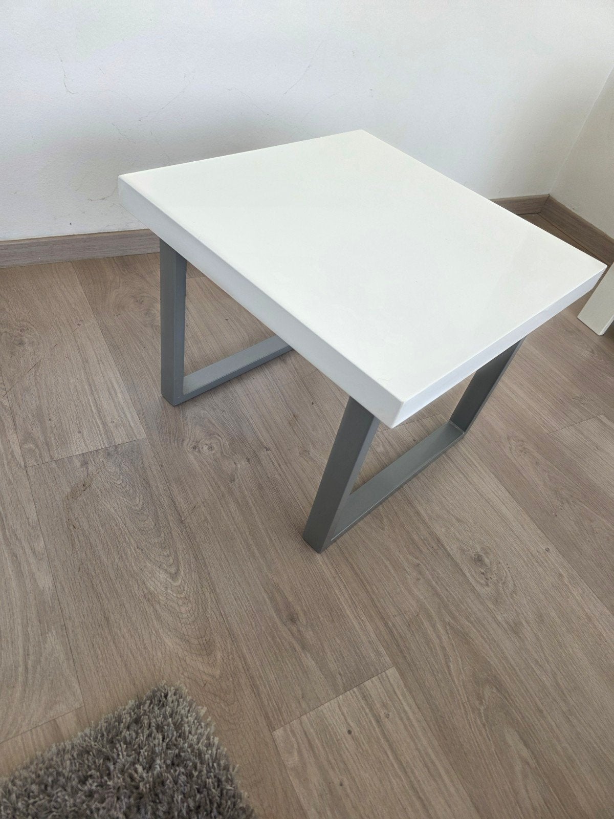 Moderne bijzettafel wit met metalen onderstel, Ophalen, Minder dan 45 cm, Minder dan 55 cm, Gebruikt