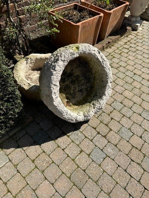 2 Echte Franse hardstenen ronde voederbakken, Trog, Antiek en Kunst, Ophalen