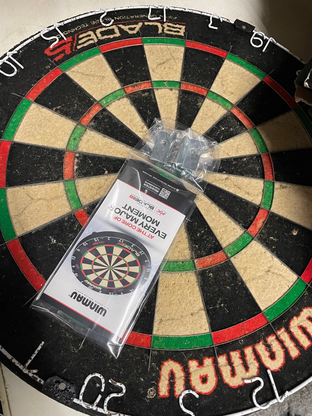 Winmau Blade 5 dartbord met ophangsysteem, Ophalen of Verzenden, Gebruikt, Dartbord