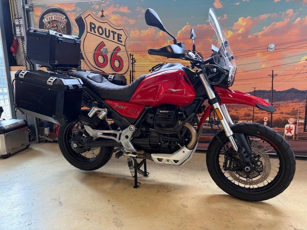 NIEUWSTAAT MOTO GUZZI V85 TT 2020 13d km!, Motoren, 853 cc, 2 cilinders, Occasion, Motorrijbewijs A