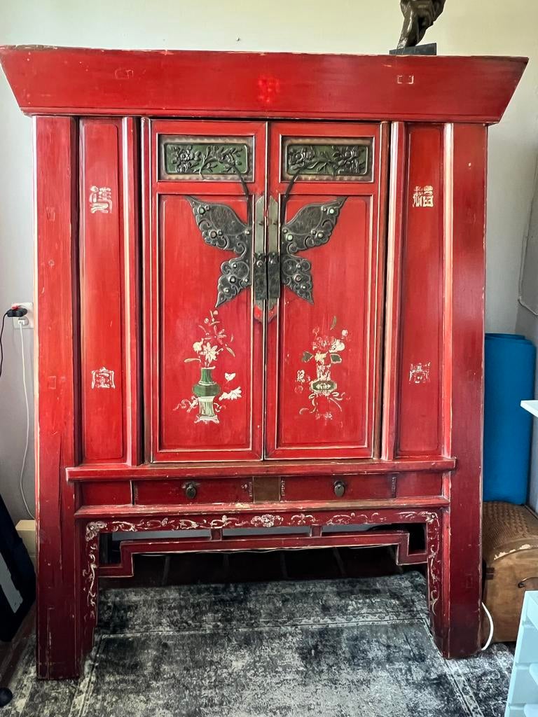 Antieke Rode Chinese Bruidskast met Vlindersluiting, Antiek en Kunst, Ophalen