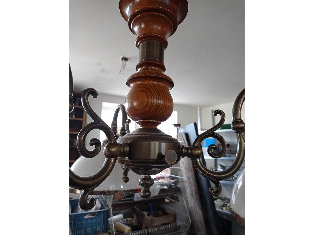 Kroonluchter met houten baluster en metalen armen, Ophalen