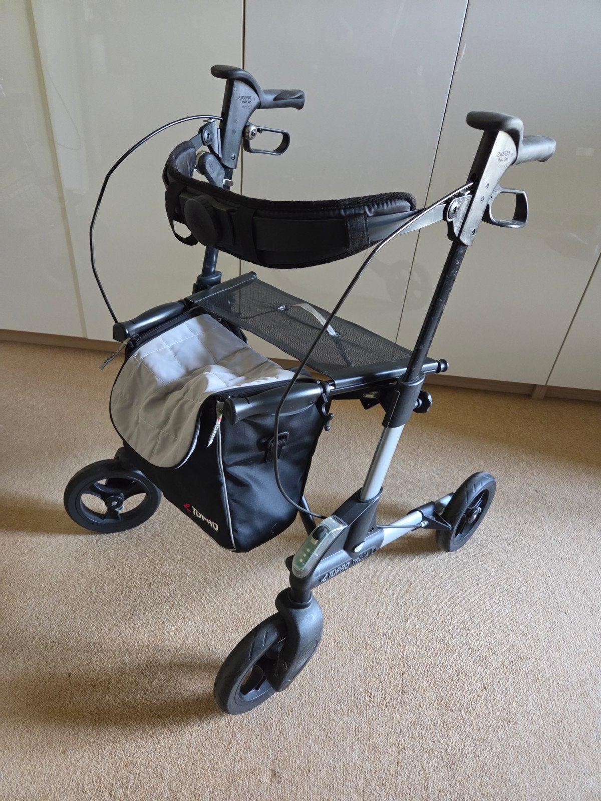 Rollator Topro troja met val alarm, tas en rugsteun, Ophalen, Opvouwbaar, Zo goed als nieuw