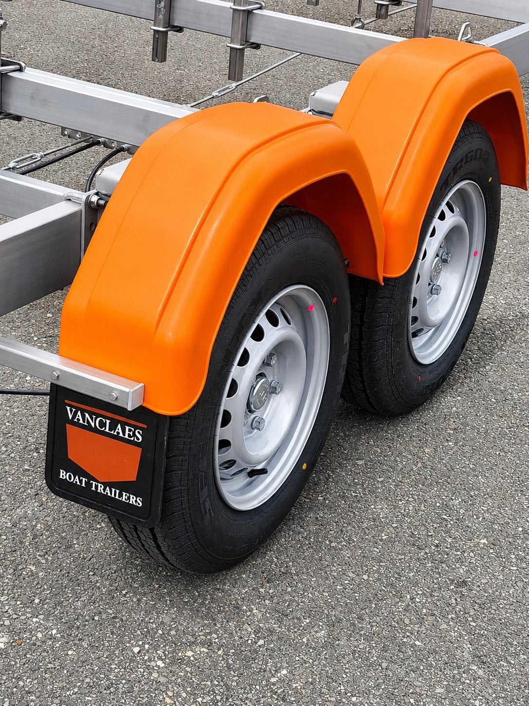Foto 3 van VanClaes trailer v-liner dubbel Asser 2000 kilo geremd NIEUW