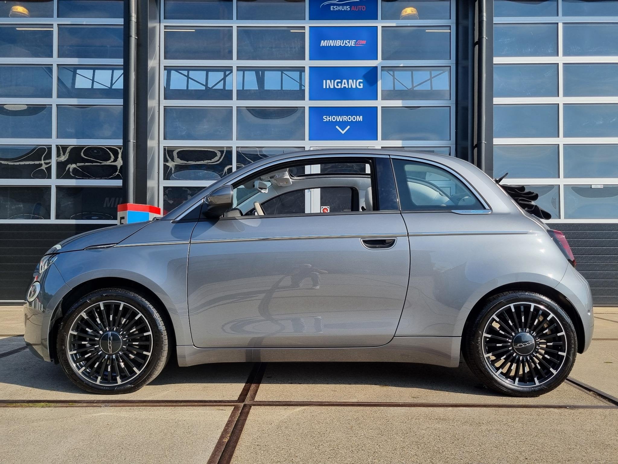 Fiat 500e Cabrio La Prima by Bocelli 42 kWh JBL / 17 INCH /, Auto's, Dealer onderhouden, Gebruikt, 118 pk, Cabriolet