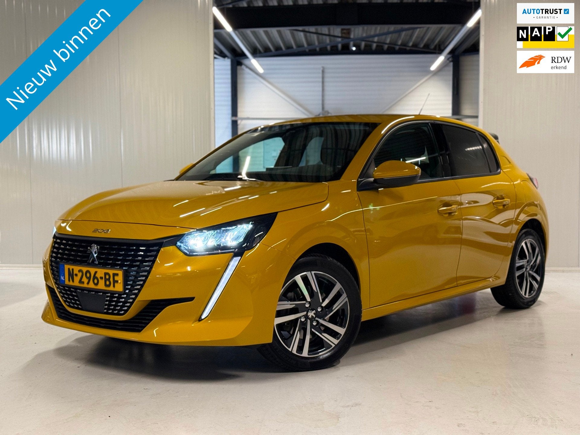 Peugeot 208 1.2 101PK Allure Pack Automaat|Carplay|Camera|, Auto's, Dealer onderhouden, 101 pk, Gebruikt, Leder en Stof