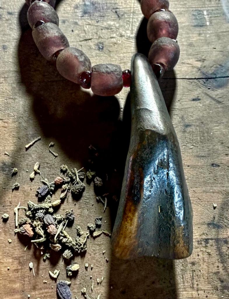 OVERGEDRAGEN Antieke Bizontand 100% Granaat en Glaskralen, Ophalen of Verzenden, Nieuw, Steen of Mineraal