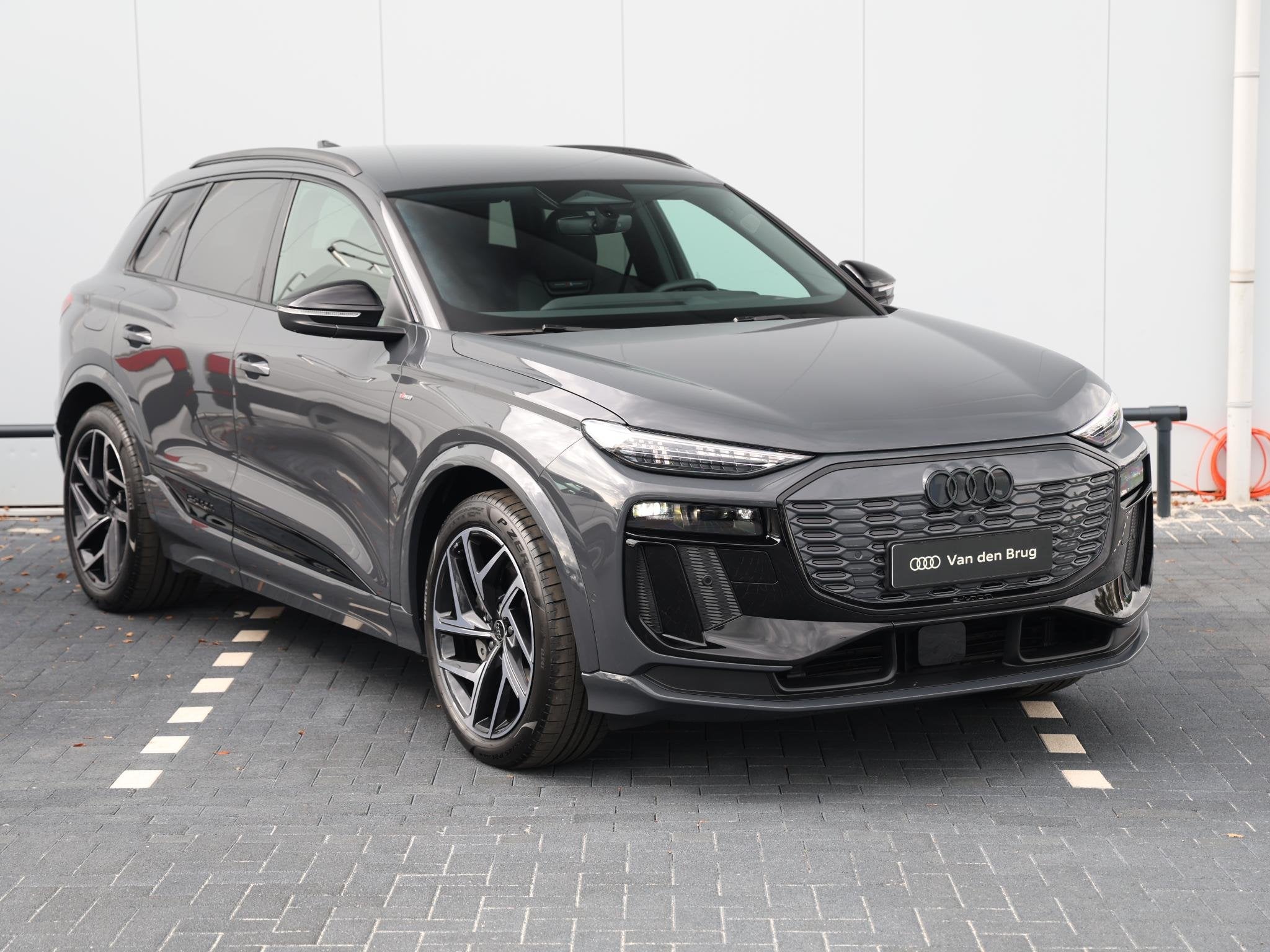 Audi Q6 e-tron S edition 83 kWh | Massage | Luchtvering | Tr, Auto's, Automaat, Achterwielaandrijving, Gebruikt, Zwart