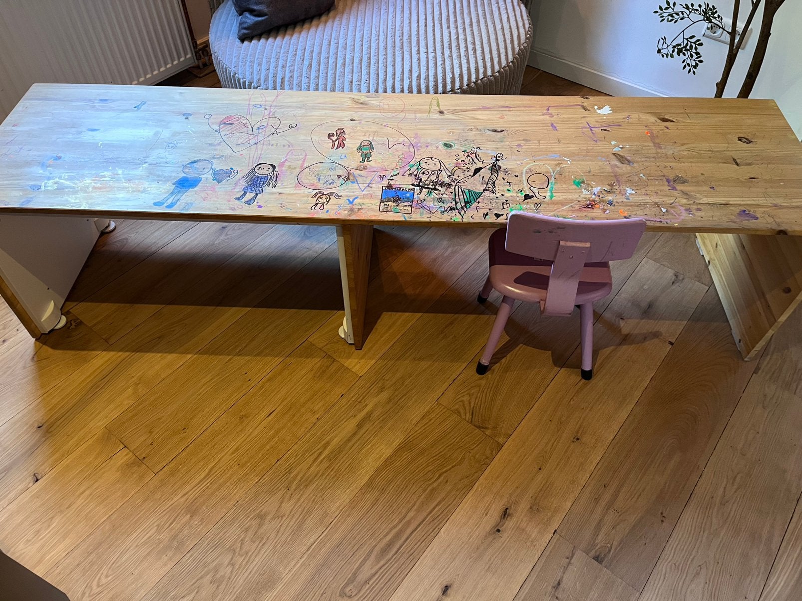 Grote houten kindertafel/bureau incl 1 roze stoeltje, Ophalen, Gebruikt, Tafel(s) en Stoel(en)