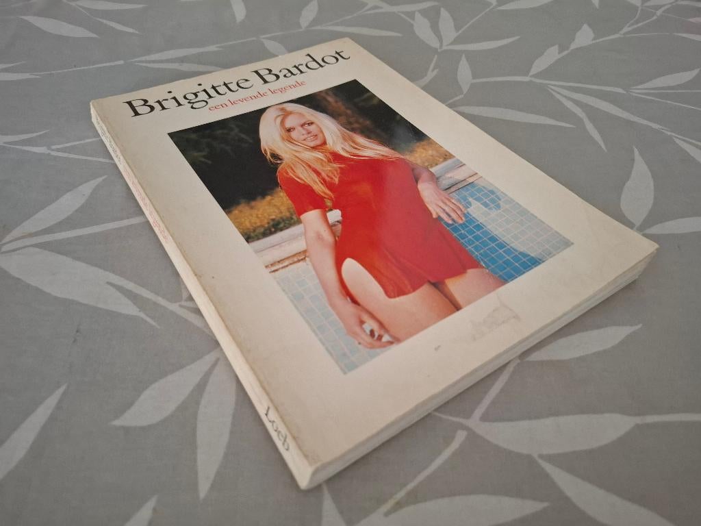 Brigitte BARDOT, een levende legende, Ophalen of Verzenden, Gelezen, Personen