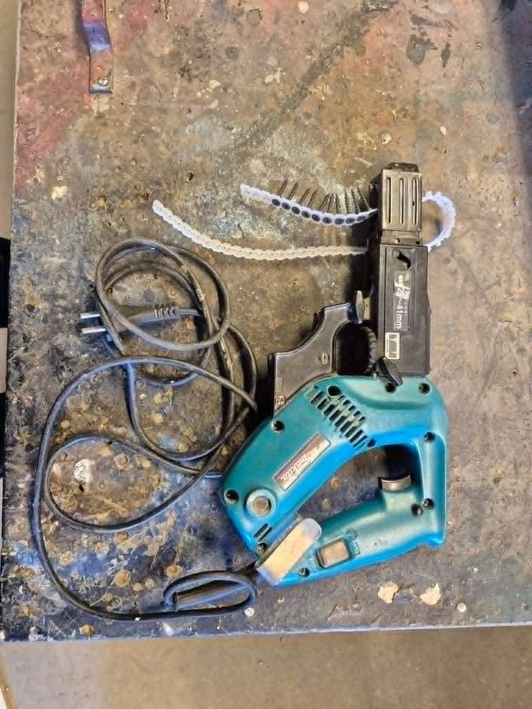 MAKITA Schroefautomaat 6833, Ophalen of Verzenden, Gebruikt, 400 tot 600 watt, Boor- en Schroefmachine