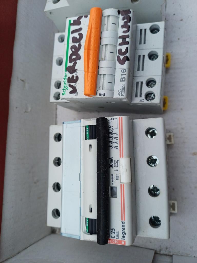 3 Zekeringautom. + 2 aardlekschakelaars, Ophalen of Verzenden, Zo goed als nieuw, Overige typen