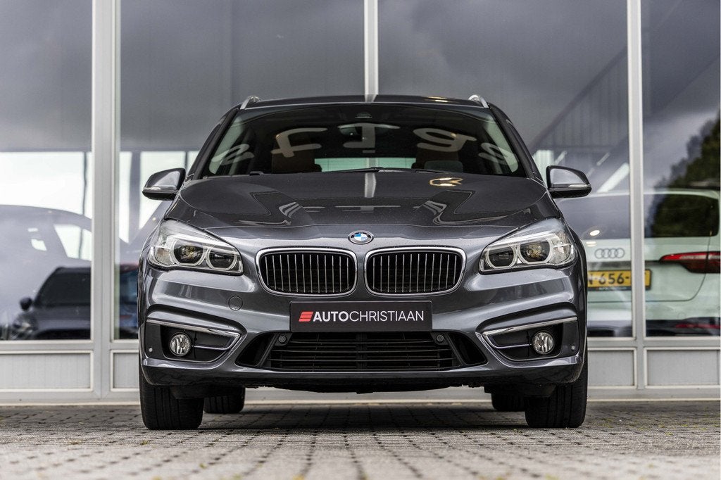 BMW 2 Serie Active Tourer 220i Luxury | Pano | Leder | Trekh, Auto's, BMW, 730 kg, Gebruikt, Euro 6, Lichtsensor