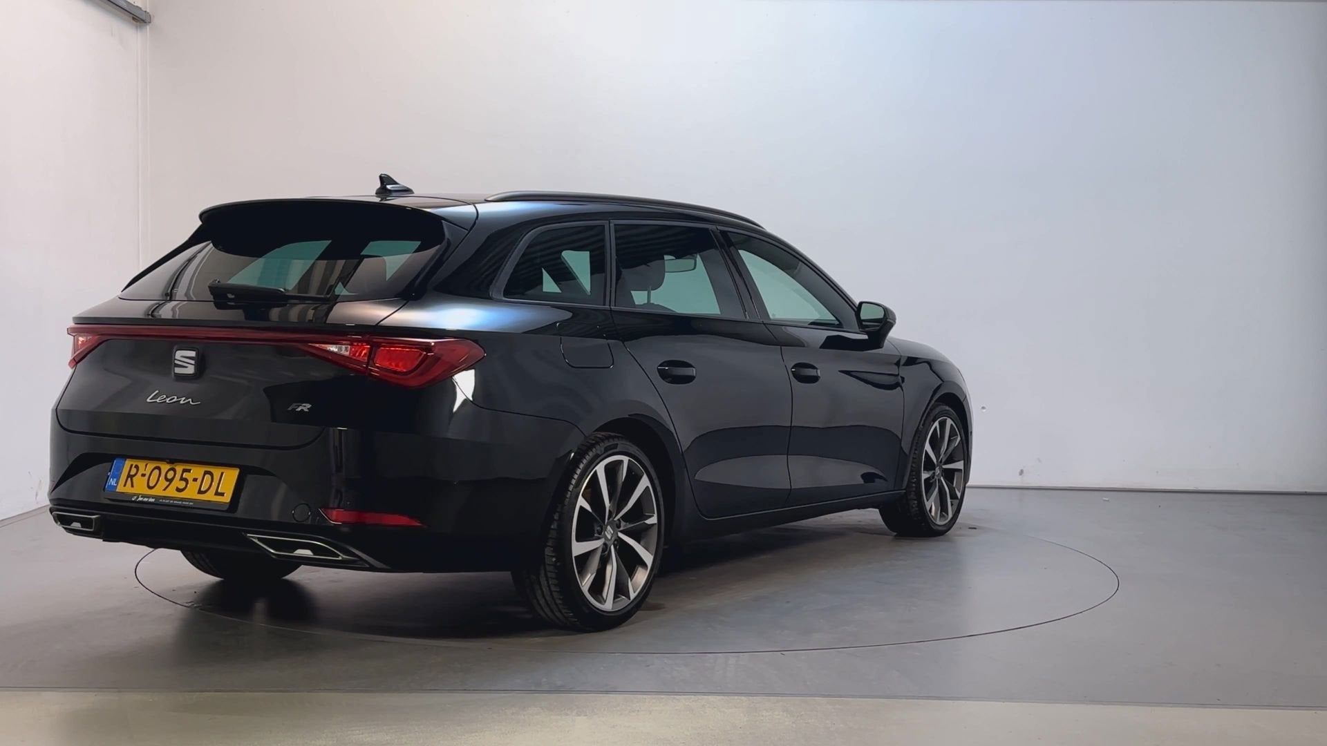 Seat Leon Sportstourer 1.5 eTSI 150pk DSG FR Business Intens, Auto's, Dealer onderhouden, Stof, 4 cilinders, Leon