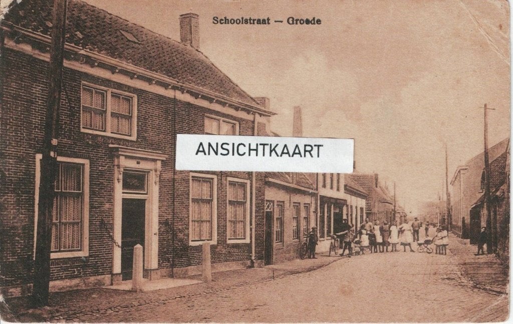 Ansichtkaart Groede - Schoolstraat - poserende mensen, Verzamelen, Ophalen of Verzenden, 1920 tot 1940, Gelopen, Zeeland