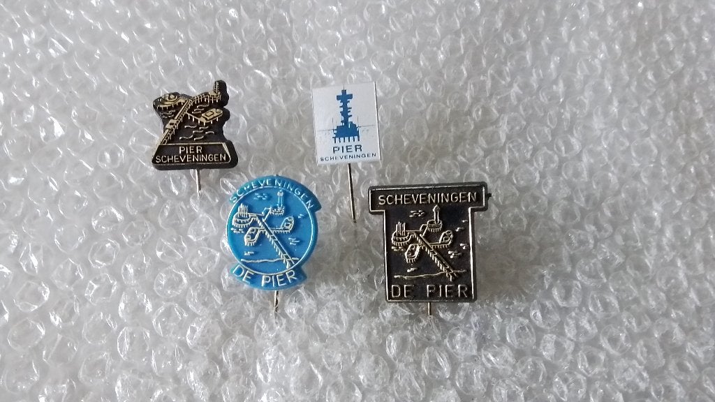 4 verschillende speldjes pier Scheveningen, Verzamelen, Speldjes, Pins en Buttons, Ophalen of Verzenden, Zo goed als nieuw, Overige onderwerpen