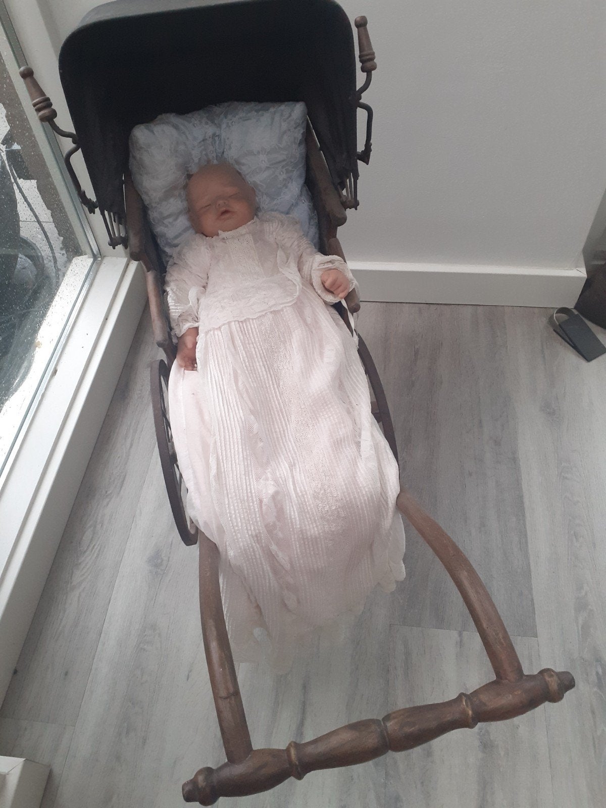 Babypop in antieke kinderwagen, Kinderen en Baby's, Speelgoed | Poppen, Ophalen, Gebruikt, Babypop