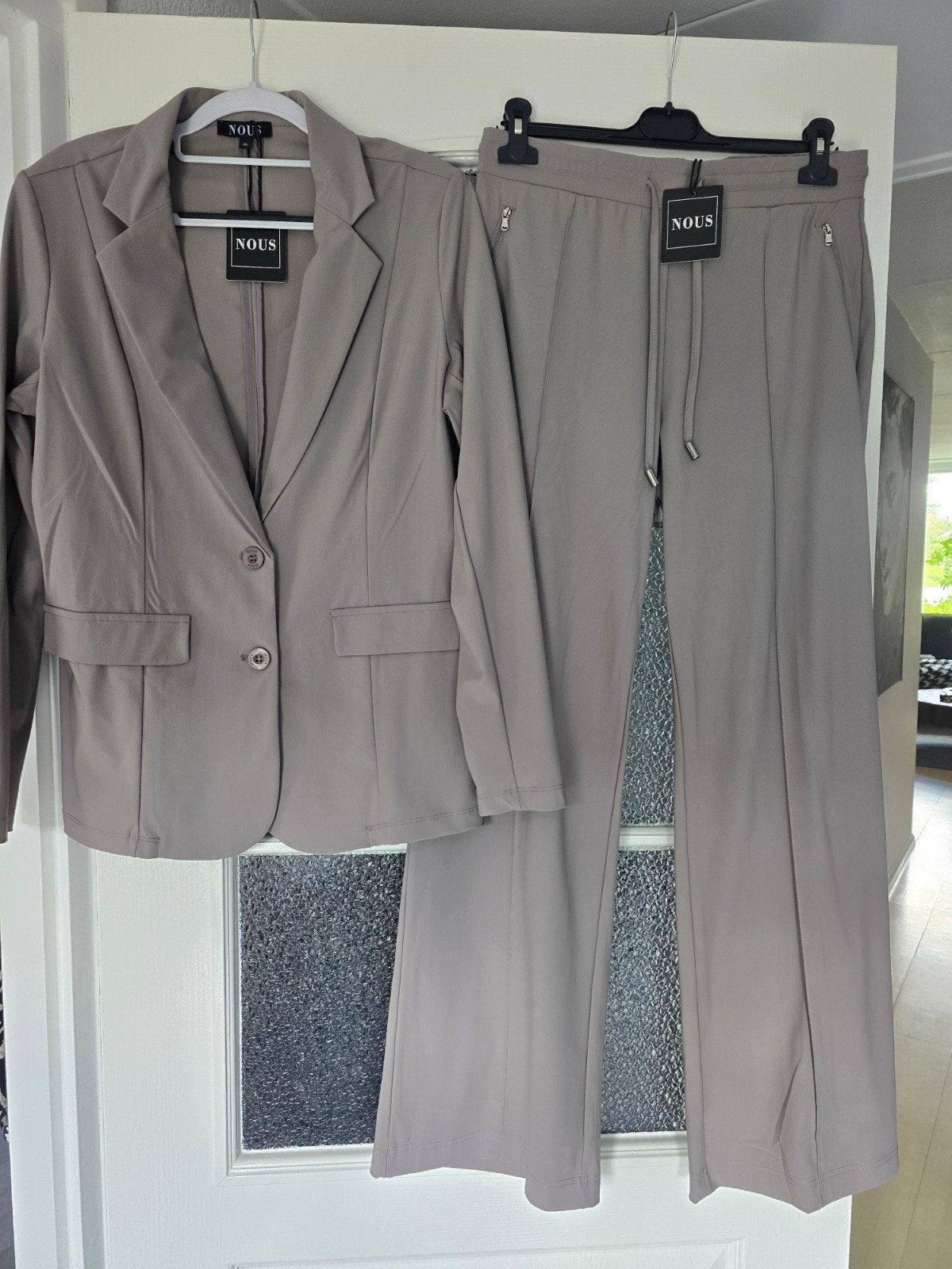 Nieuw travel pak taupe L XL Nous, Ophalen of Verzenden, Nieuw, Maat 46/48 (XL) of groter, Bruin