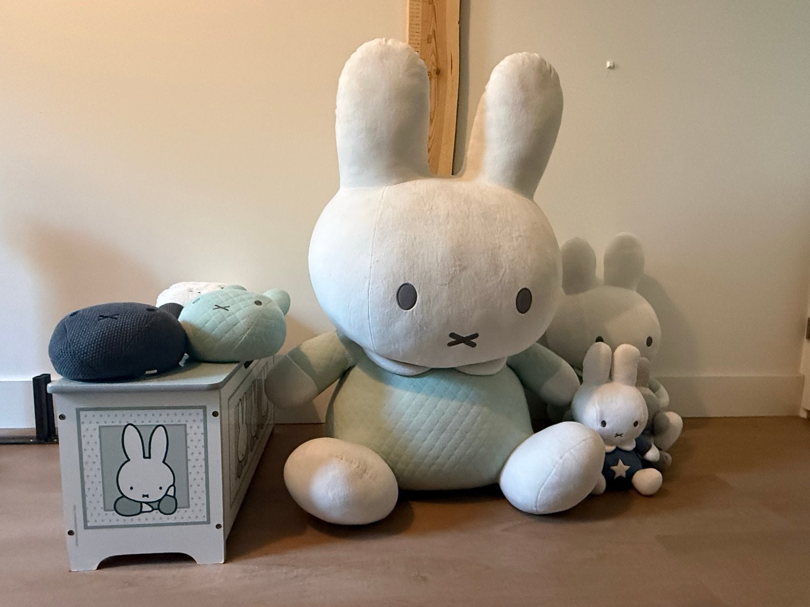 Grote en kleine Nijntje knuffels en wanddecoratie, Gebruikt, Overige merken, Konijn, Nijntje