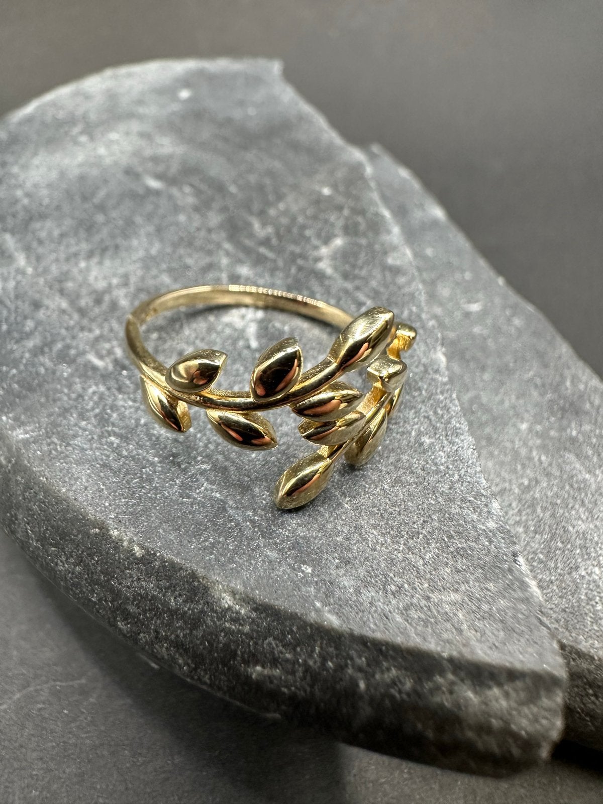 14k Gouden Bladeren Ring, Nieuw, Ophalen of Verzenden, 17 tot 18, Dame