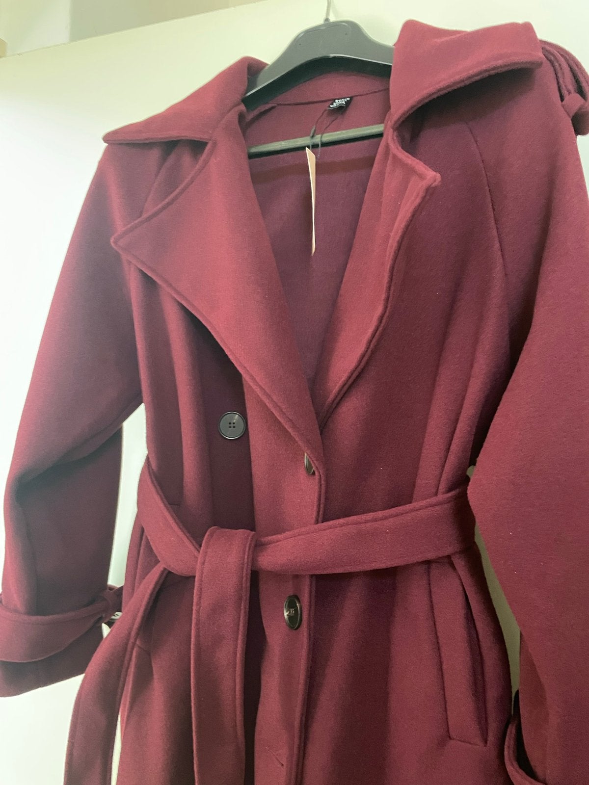 Stijlvolle bordeauxrode dames jas met ceintuur, Kleding | Dames, Ophalen, Nieuw, Maat 38/40 (M), Rood