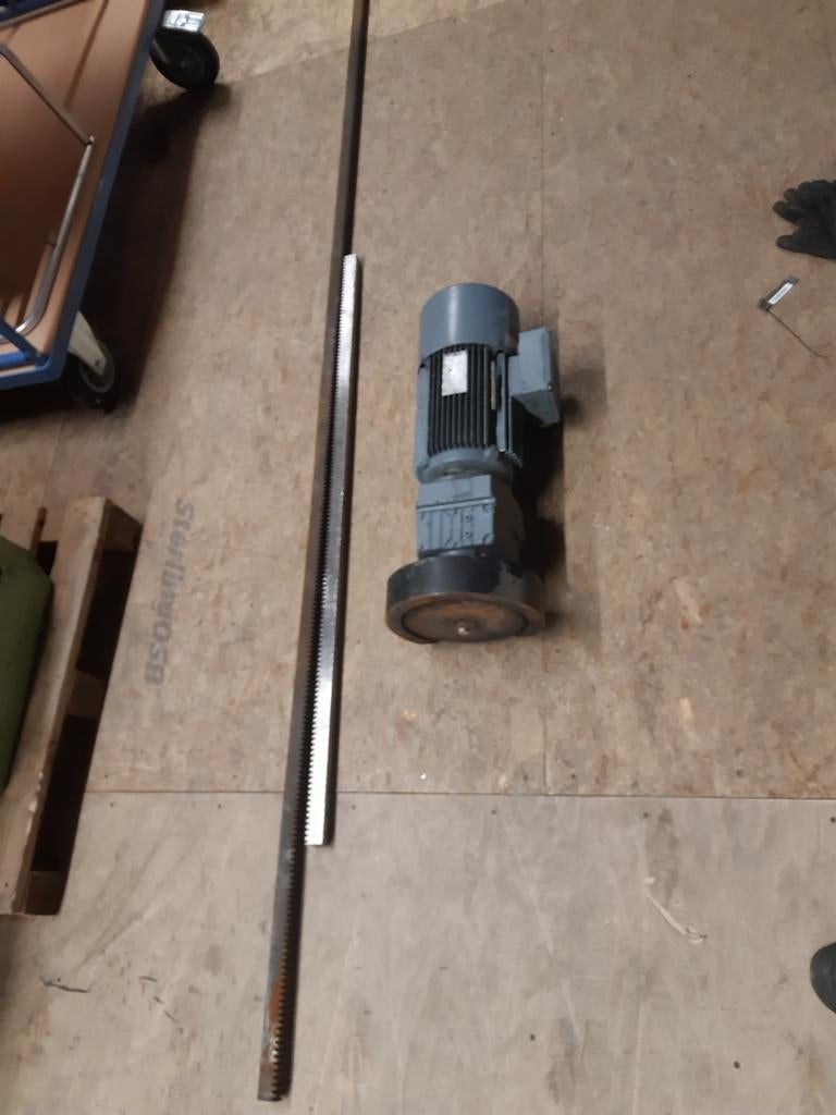 Electro motor met 2 tandheugels, Ophalen, Staal, Zo goed als nieuw, 150 tot 200 cm