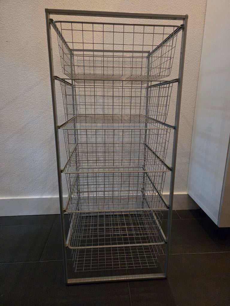Metalen opbergrek met 4 uittrekbare manden., Ophalen, Gebruikt