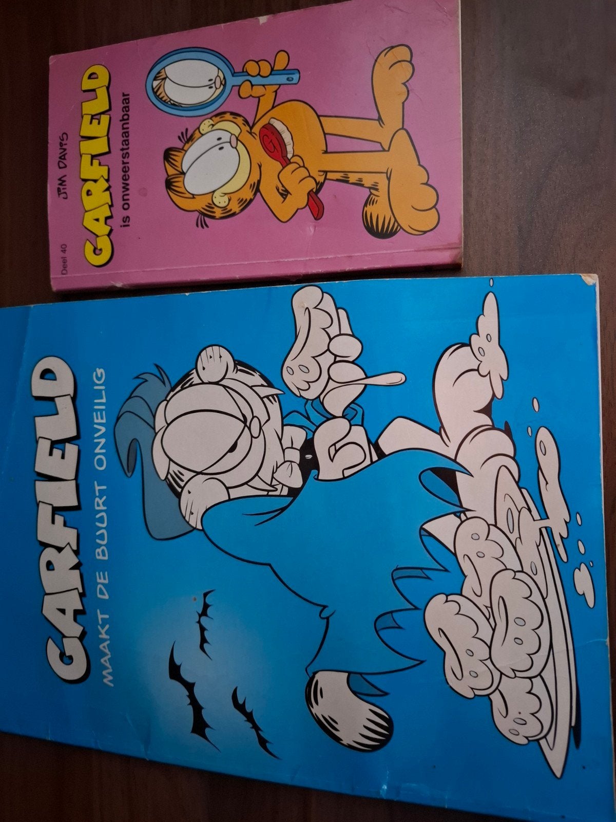2 Garfield stripboeken: A4 en pocket formaat, Meerdere stripboeken, Ophalen of Verzenden, Gelezen