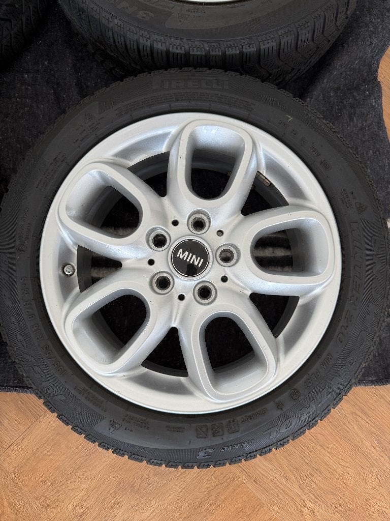 Mini F56 16 inch velgen met Pirelli winterbanden, Auto-onderdelen, Banden en Velgen, Ophalen, Gebruikt, 16 inch, Banden en Velgen