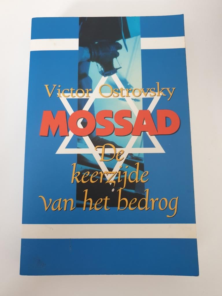 Mossad: De keerzijde van het bedrog - Victor Ostrovsky, Boeken, Ophalen of Verzenden, Gelezen, Victor Ostrovsky