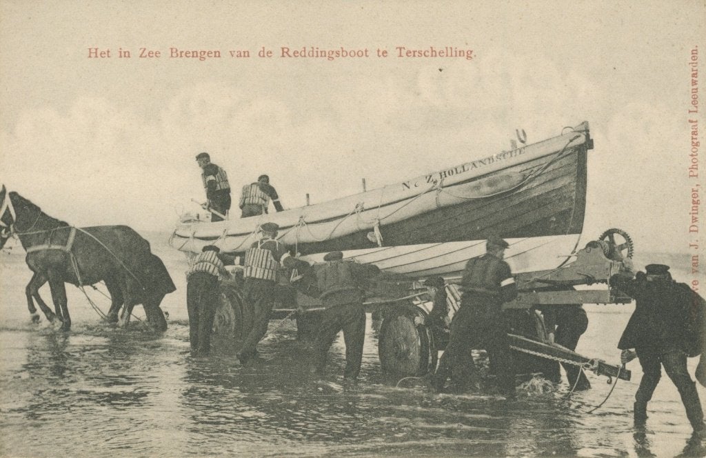 Ansichtkaart Terschelling, Het in zee brengen van de R. boot, Ophalen of Verzenden, Voor 1920, Ongelopen, Waddeneilanden