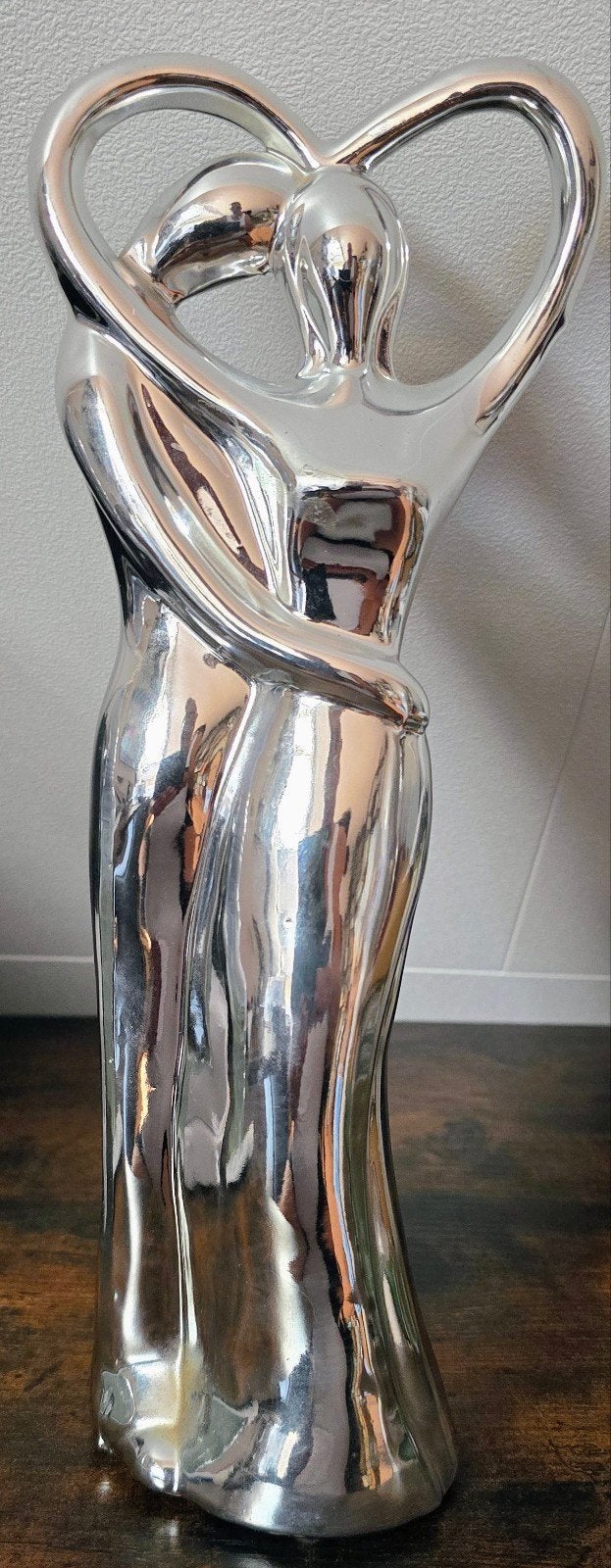 Zilverkleurig sculptuur van omhelzend stel, Zilver, Groep mensen, Ophalen of Verzenden, 20 - 50 cm