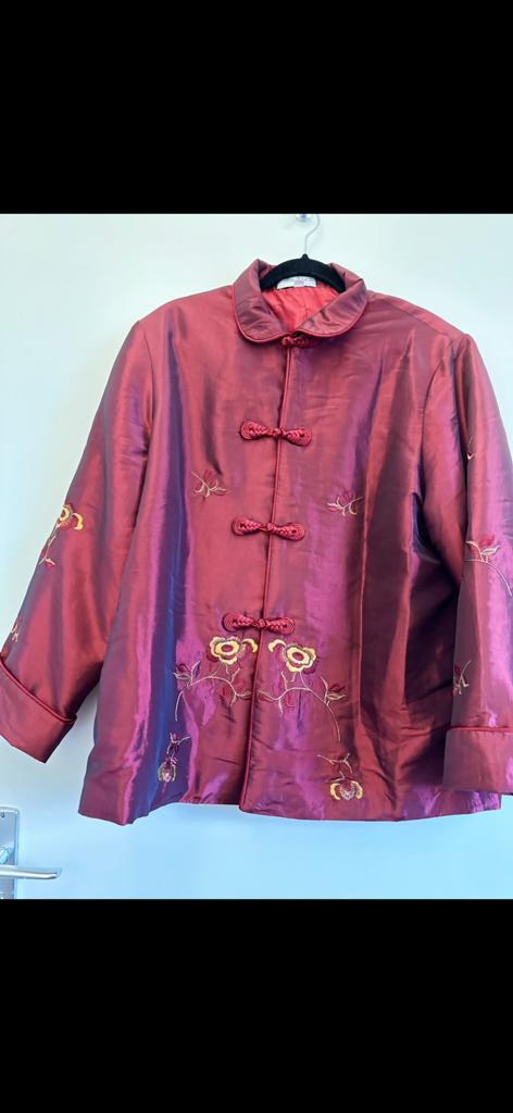Bordeauxrode jas met Chinese borduursels, Ophalen of Verzenden, Zo goed als nieuw, Maat 46/48 (XL) of groter, Rood