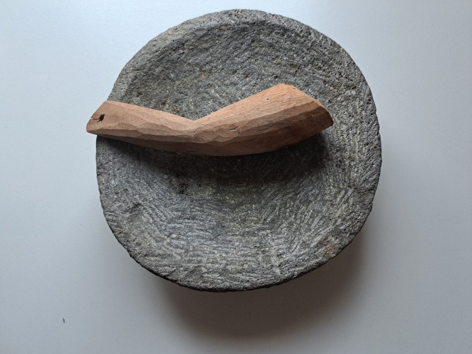 Traditionele stenen vijzel met houten stamper, Antiek en Kunst, Ophalen of Verzenden