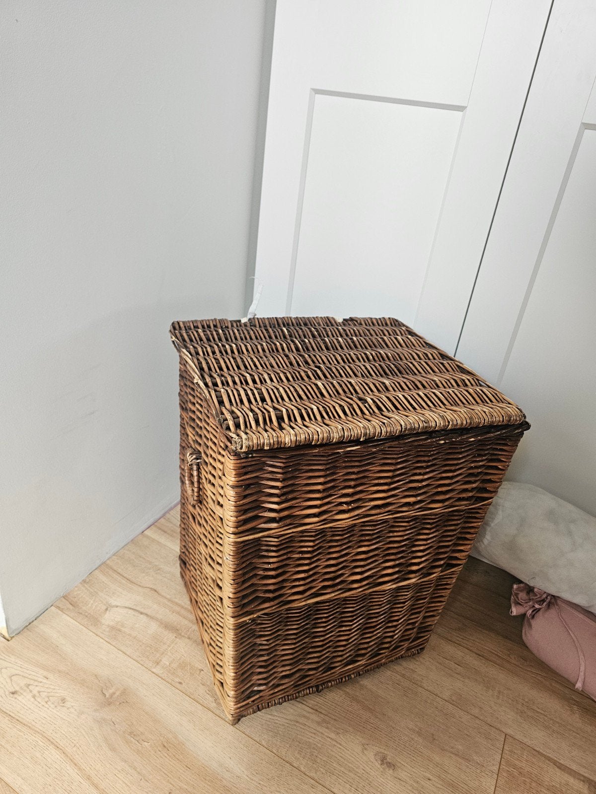 Brocante rieten mand met deksel, Huis en Inrichting, Woonaccessoires | Schalen en Manden, Ophalen of Verzenden