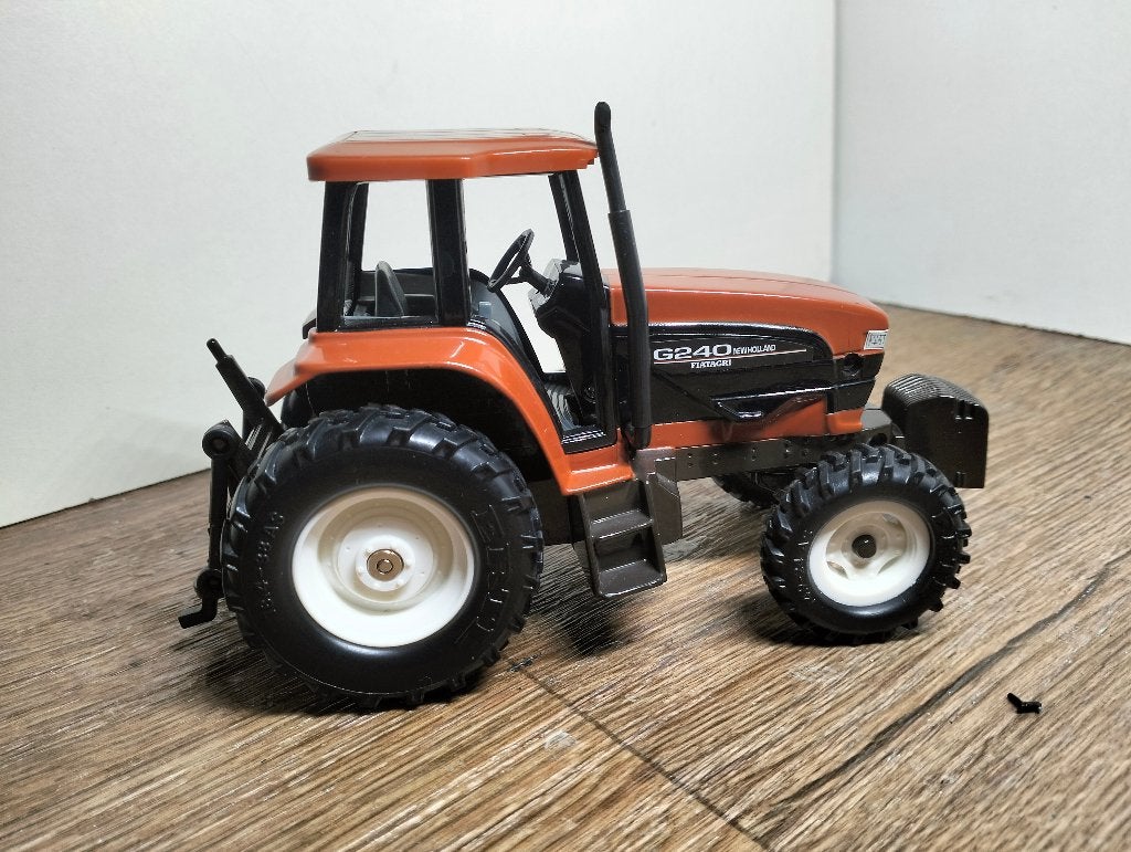Te koop ERTL New Holland G240 Fiatagri.(A), Ophalen of Verzenden, Zo goed als nieuw, Tractor of Landbouw, ERTL