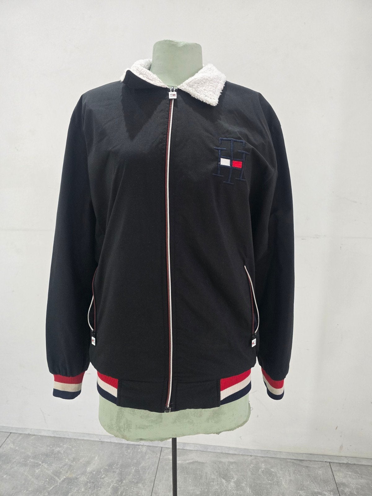 Tommy Hilfiger Bomberjack met Teddy Voering, Ophalen of Verzenden, Zo goed als nieuw, Maat 52/54 (L), Zwart