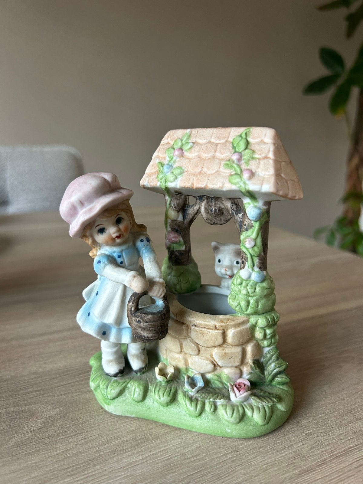 Vintage Porseleinen Beeldje: Meisje bij Waterput met Kat, Antiek en Kunst, Ophalen