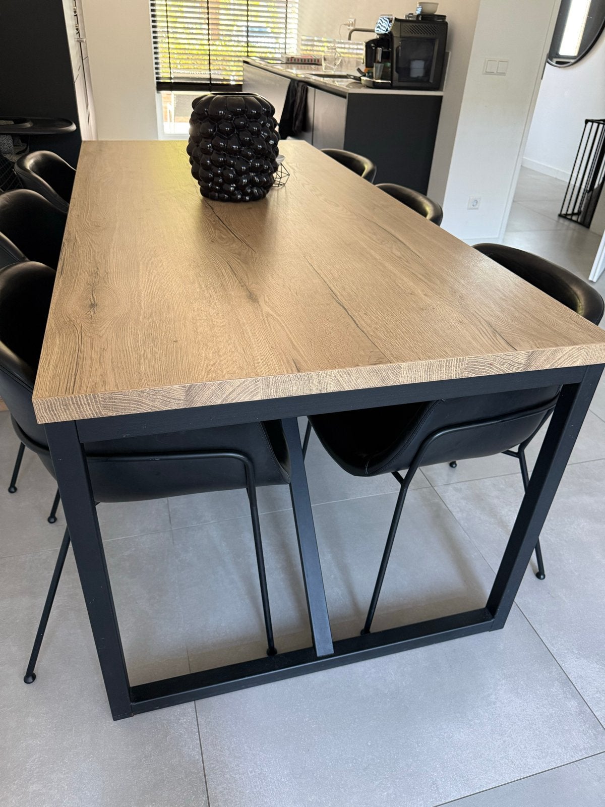 Moderne eettafel met zwart metalen onderstel, Ophalen, 50 tot 100 cm, Zo goed als nieuw, 150 tot 200 cm
