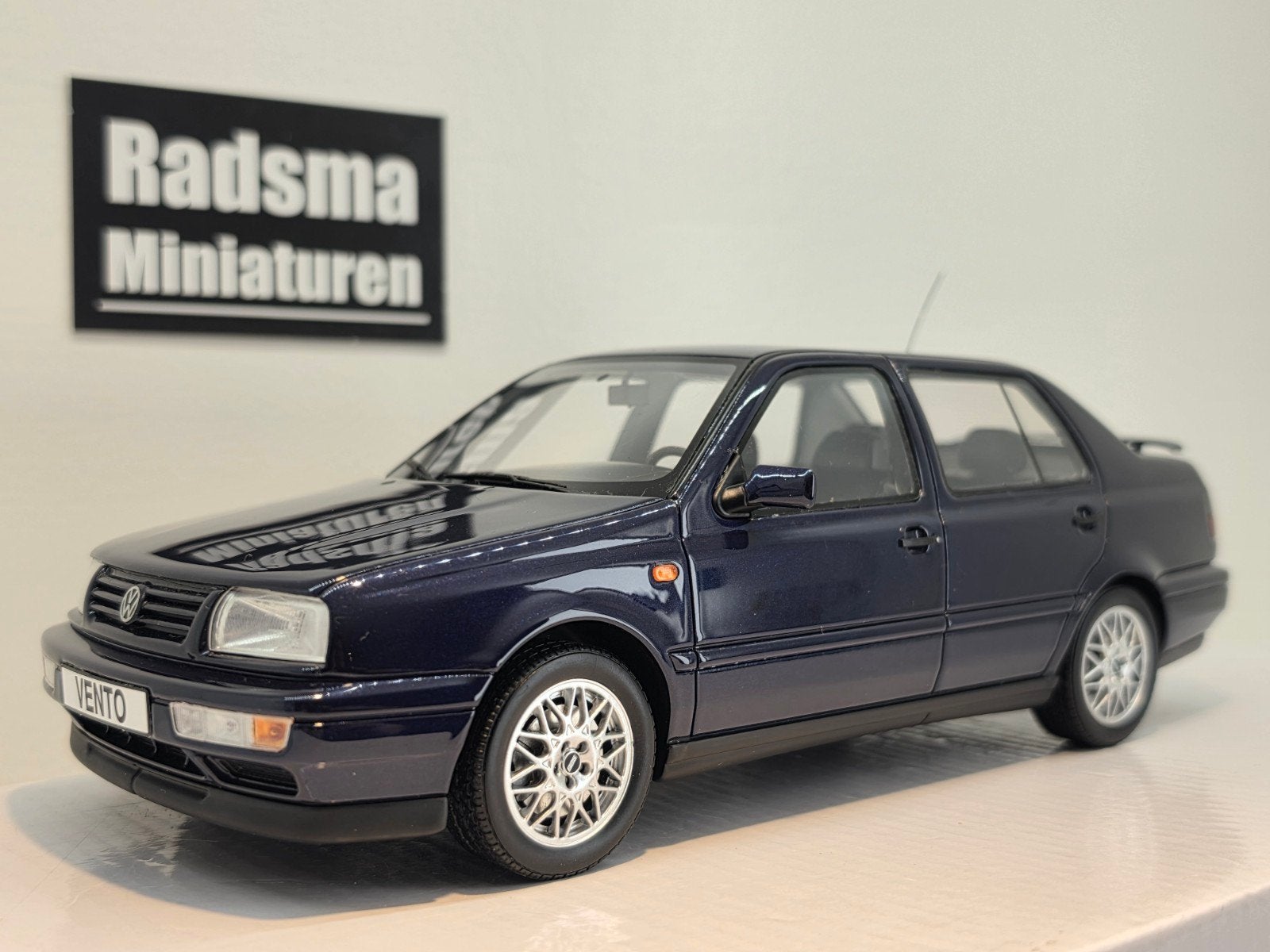 Volkswagen Vento VR6 - Donkerblauw - 1:18 Ottomobile, OttOMobile, Auto, Ophalen of Verzenden, Zo goed als nieuw