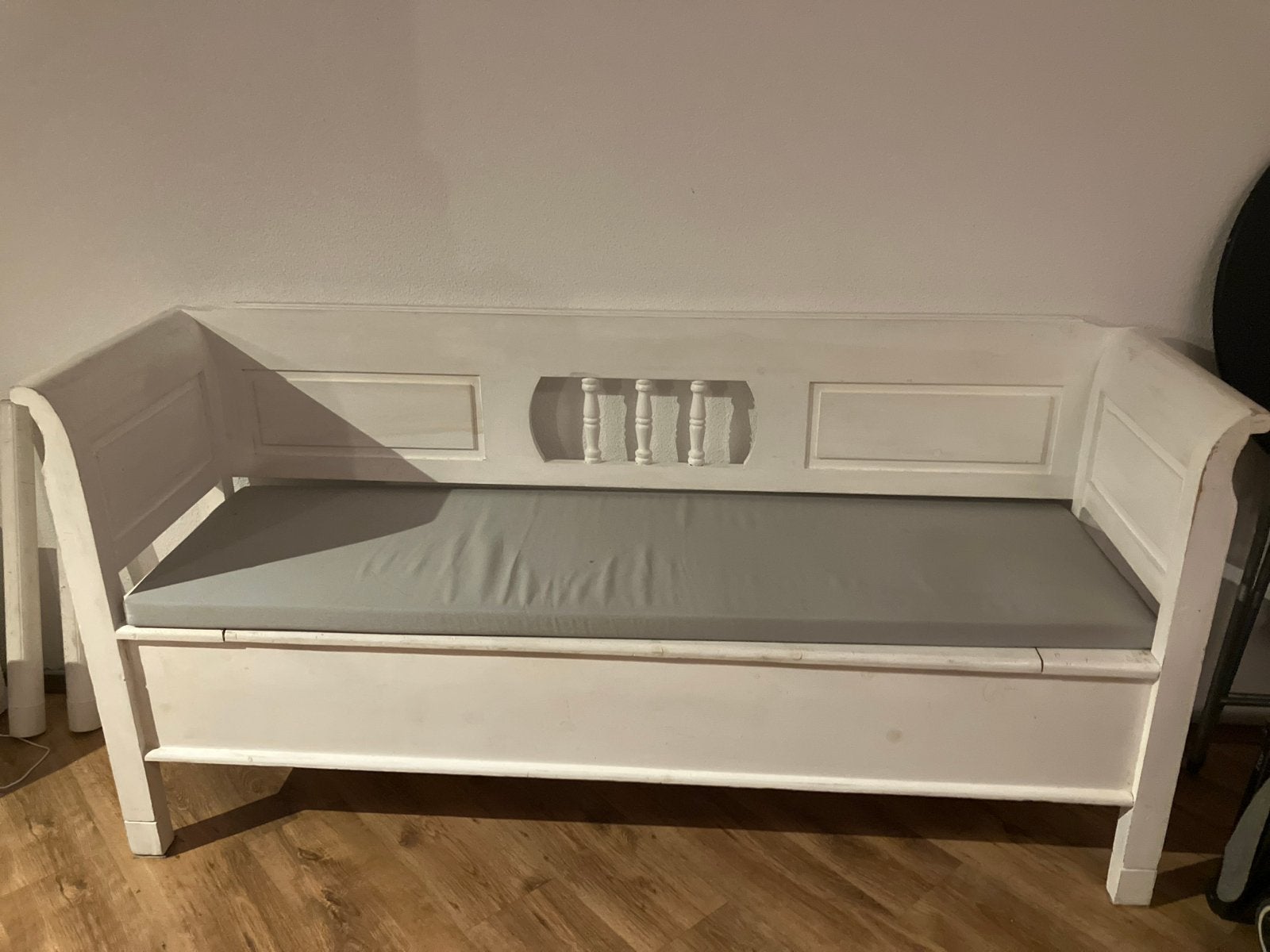 Witte houten bank met opbergruimte en kussen, Antiek en Kunst, Ophalen of Verzenden