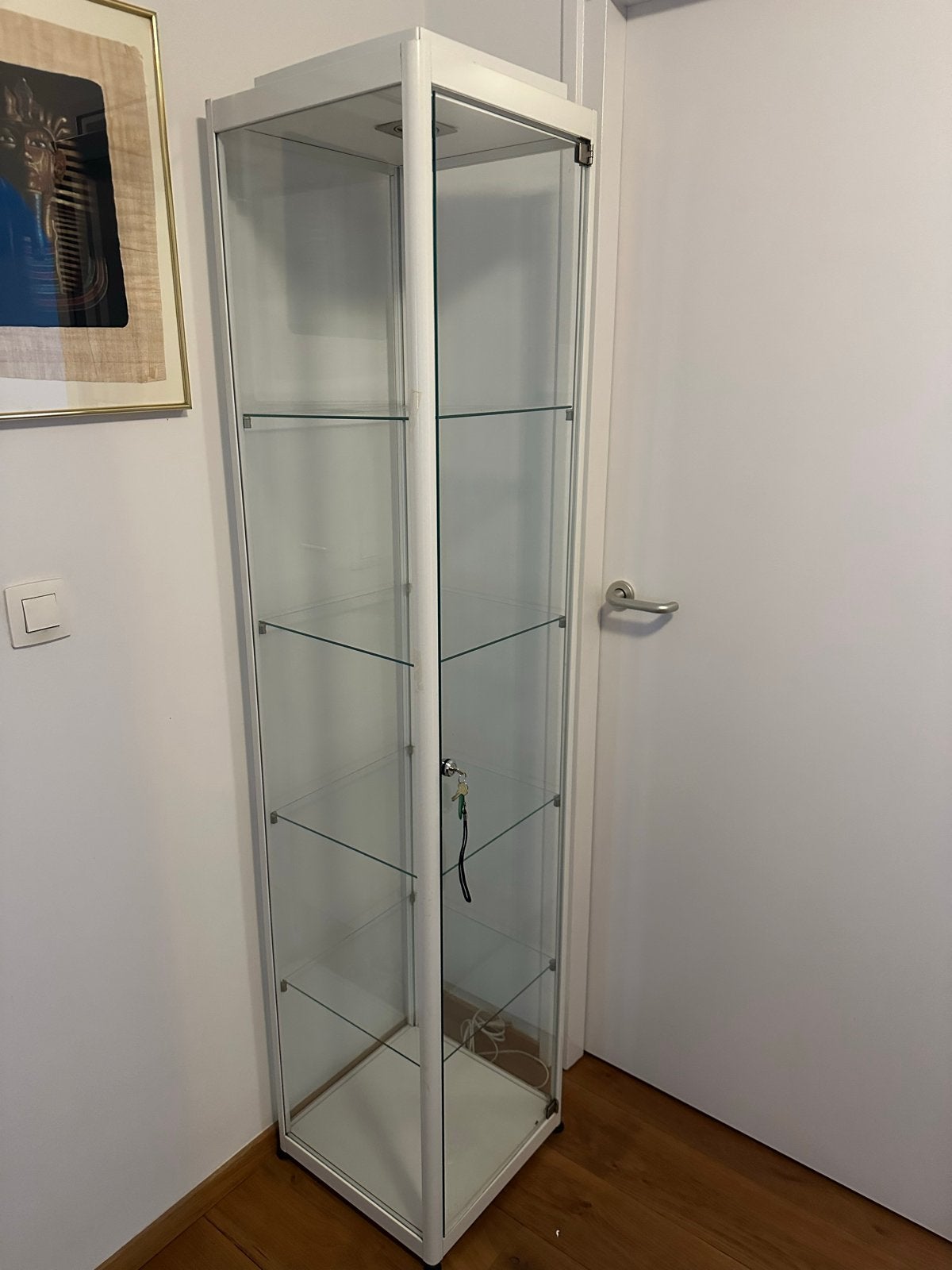 Glazen vitrinekast met verlichting en slot, Ophalen, Met plank(en), Minder dan 50 cm, Gebruikt