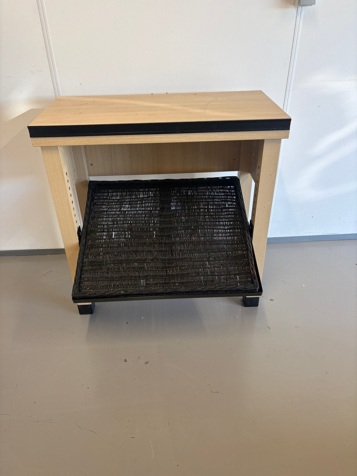 Houten displaytafel met mand - ideaal voor winkel, Ophalen of Verzenden, Gebruikt