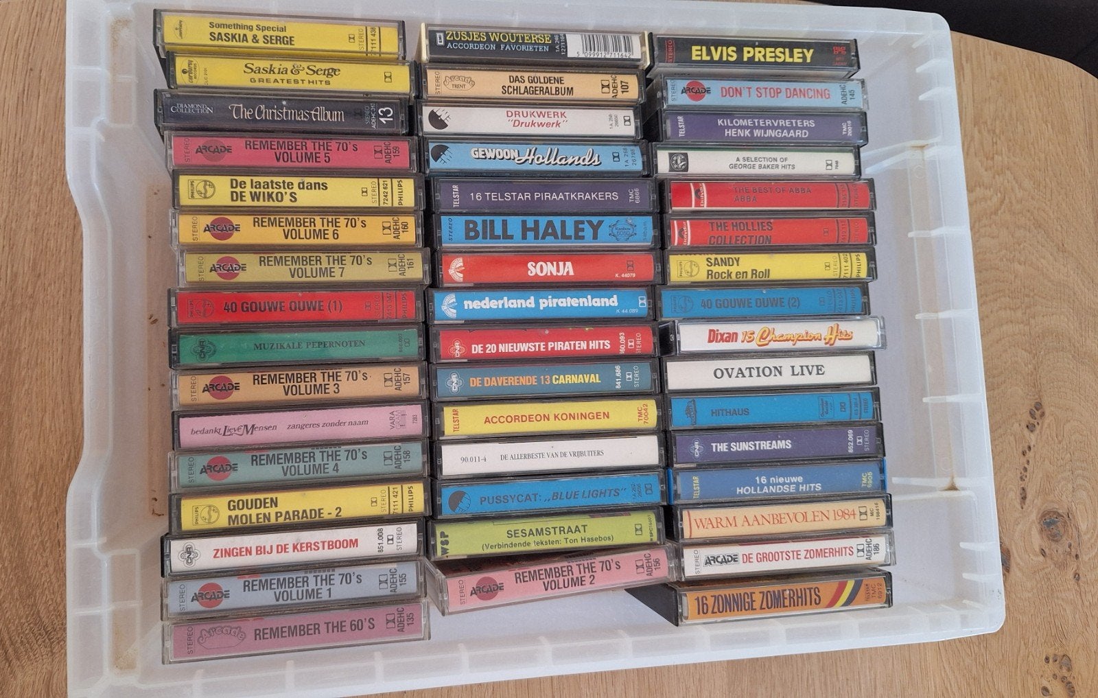 Grote partij cassettebandjes met 4 opbergers, Cd's en Dvd's, Cassettebandjes, Gebruikt, Verzenden, Voorbespeeld, Met bewaardoos, rek of koffer