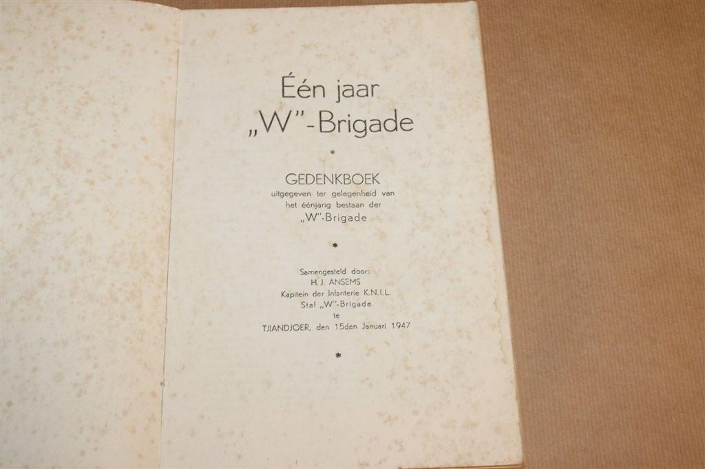 Eén jaar W-Brigade — NL-Indië, Gedenkboek 1947 Zeldzaam, Ophalen of Verzenden, Tweede Wereldoorlog, Gelezen, Overige onderwerpen