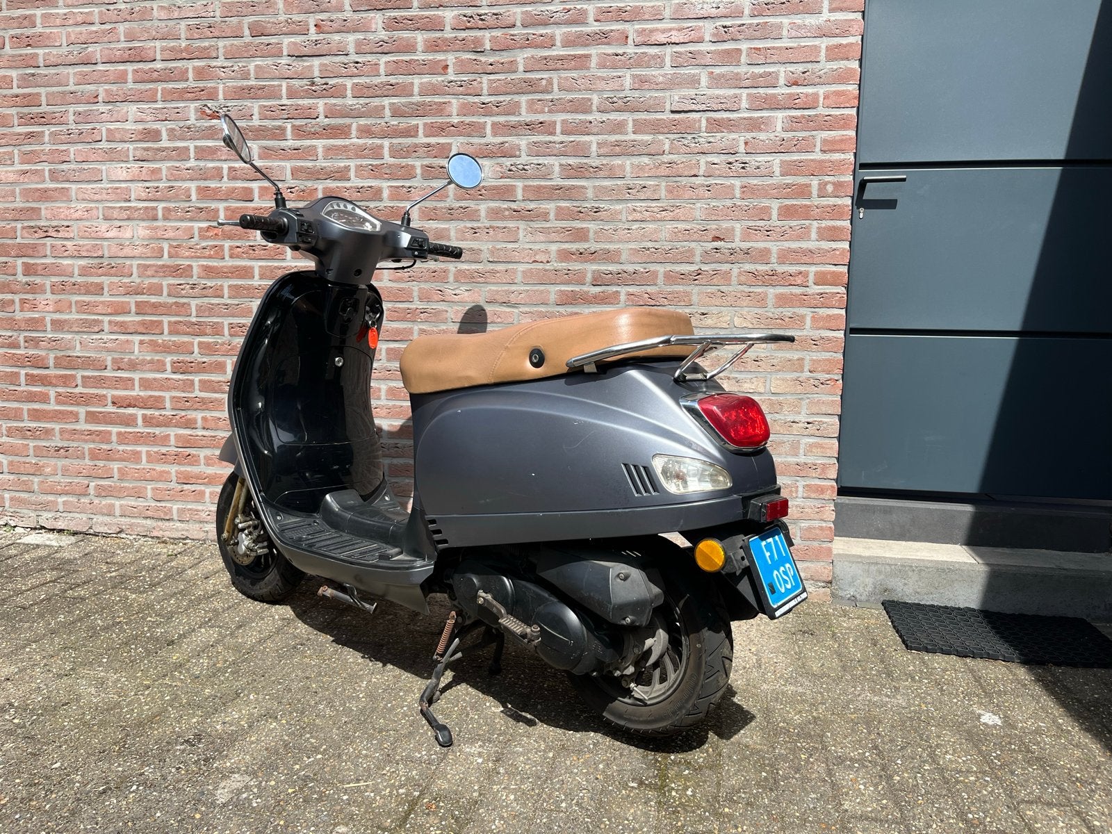 Grijze scooter met bruin zadel, incl. windscherm, Ophalen, Gebruikt, Overige modellen, Benzine