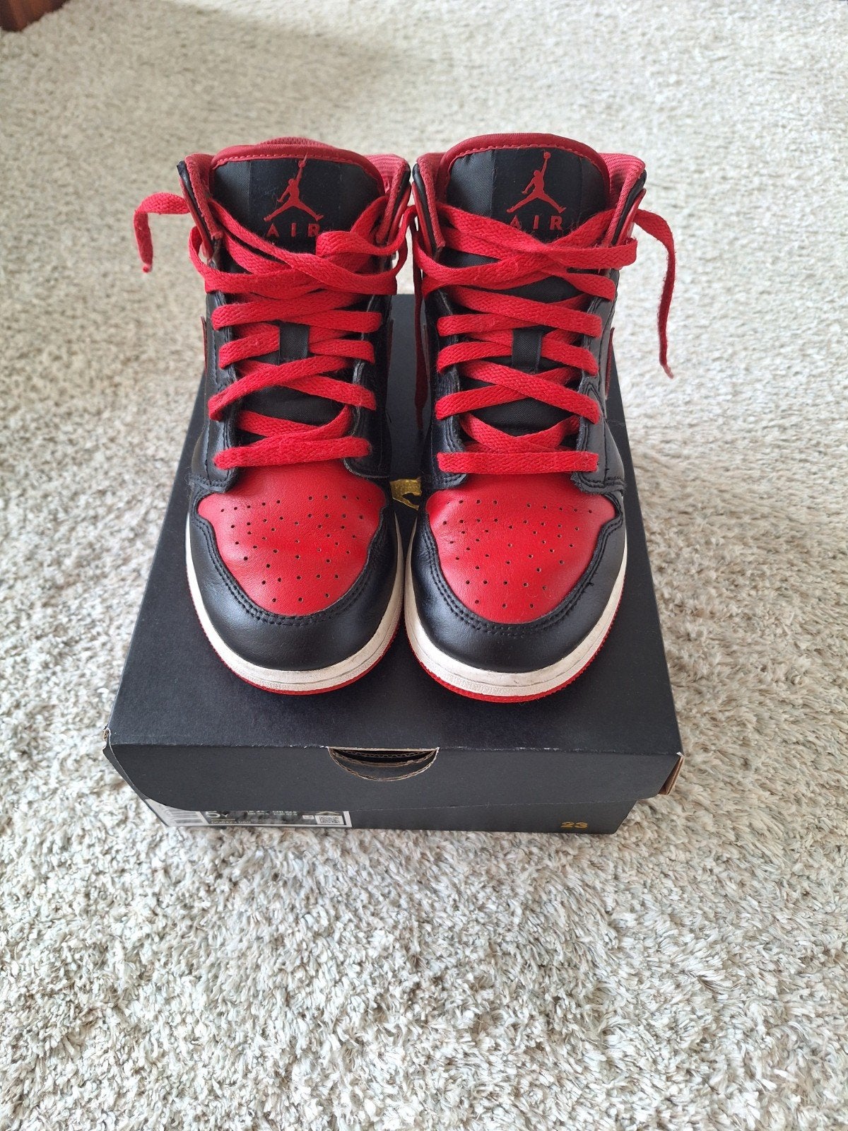 Nike Air Jordan 1 Mid (GS) Zwart/Rood - Maat 37.5, Nike Air Jordan, Jongen of Meisje, Schoenen, Ophalen of Verzenden