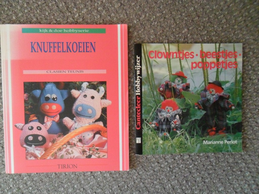 Hobbyboekjes: knuffelkoeien, beestjes, Ophalen of Verzenden, Zo goed als nieuw, Haken, Patroon of Boek