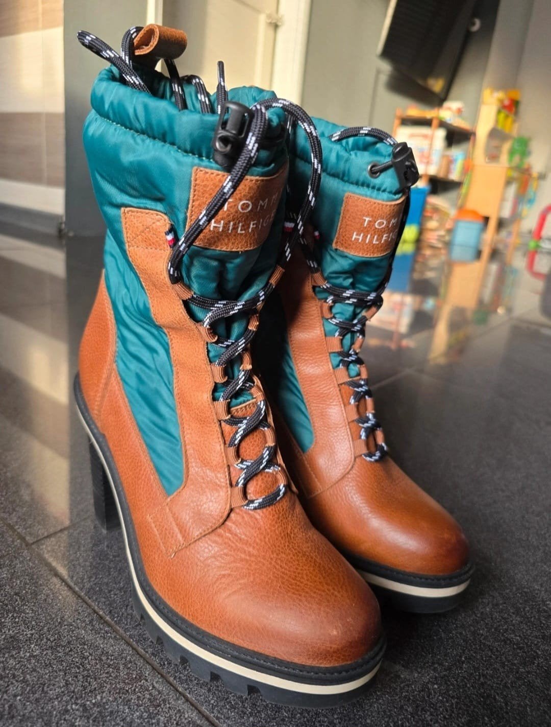 Tommy Hilfiger laarzen met hak - Zo goed als nieuw, Bruin, Ophalen of Verzenden, Zo goed als nieuw, Schoenen met hoge hakken