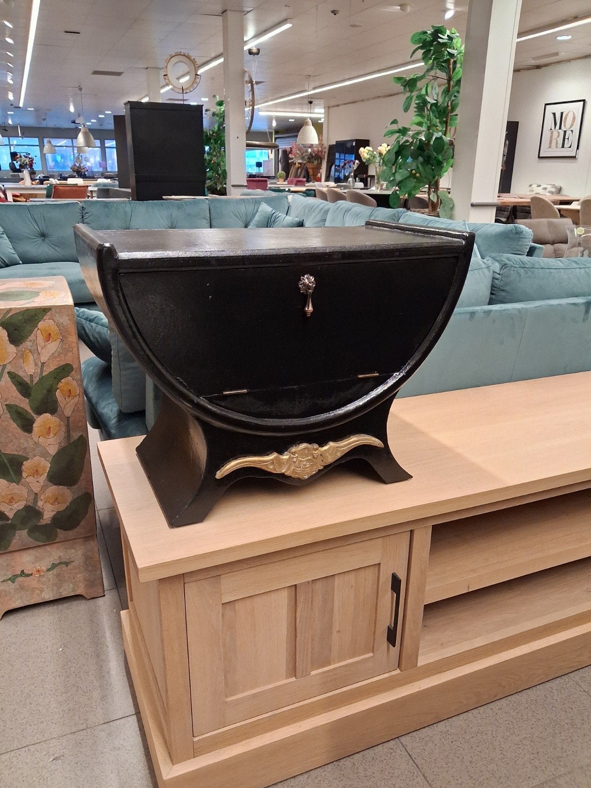 brocante klep kastje zwart goud 45x61x33cm €120, Ophalen